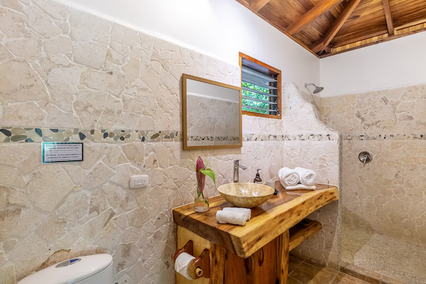 retreat-villa-private-retreat-accommodation-santa-teresa-beach-sowa-nete-ayahuasca-psilocybin-retreats-bathroom