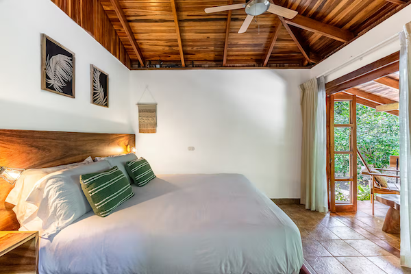 retreat-villa-private-retreat-accommodation-santa-teresa-beach-sowa-nete-ayahuasca-psilocybin-retreats-bedroom